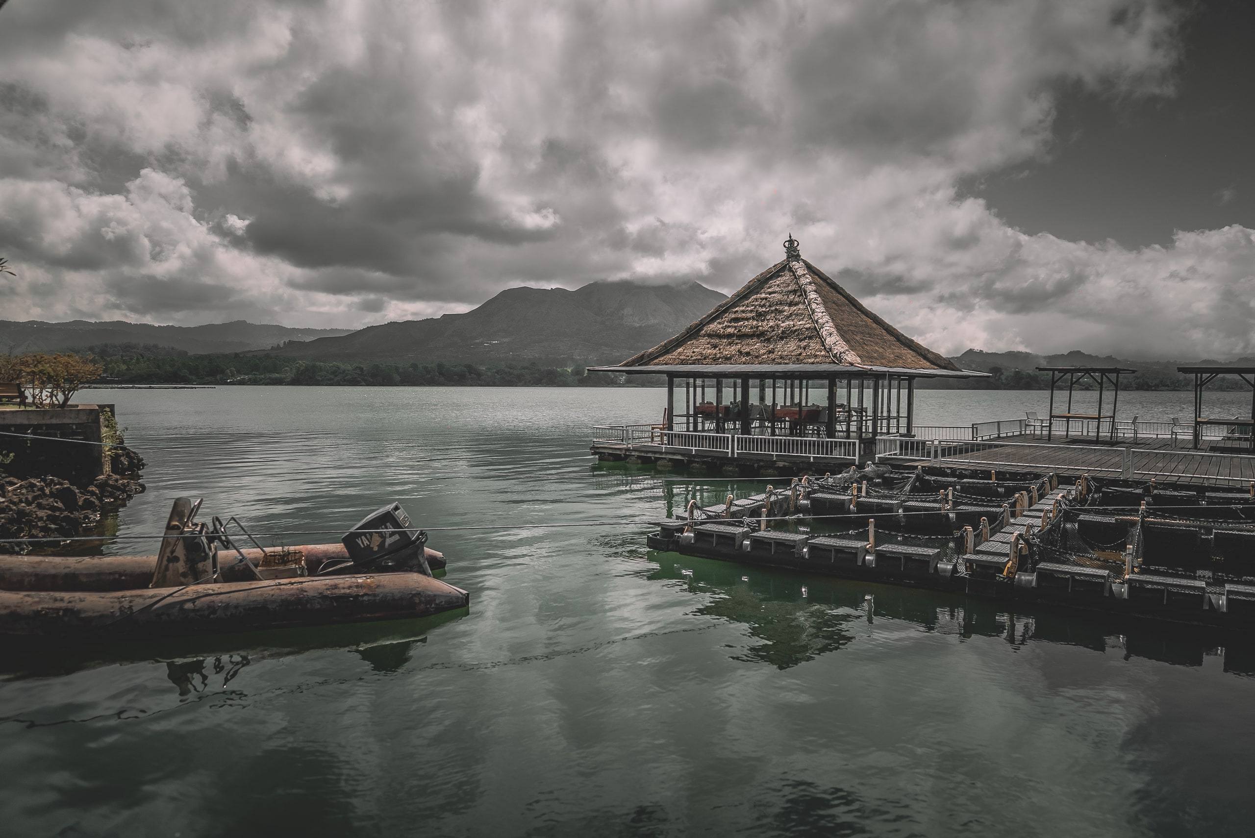 Fischerboote und schwimmendes Restaurant am Batur-See